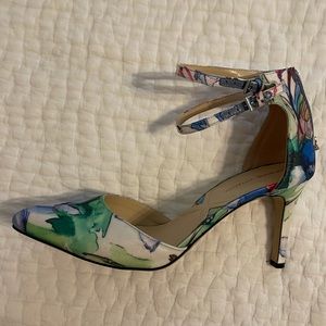 21/2” heel. Worn once. Very light wear on soles.